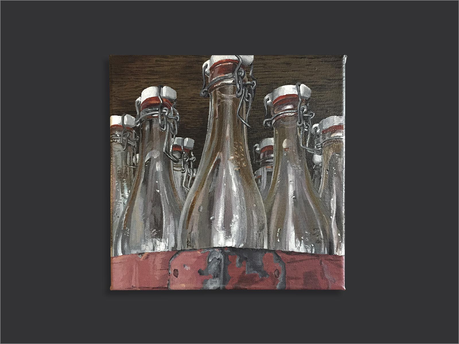 glazen flesjes met beugelsluiting in het gareel in een verweerde houten krat